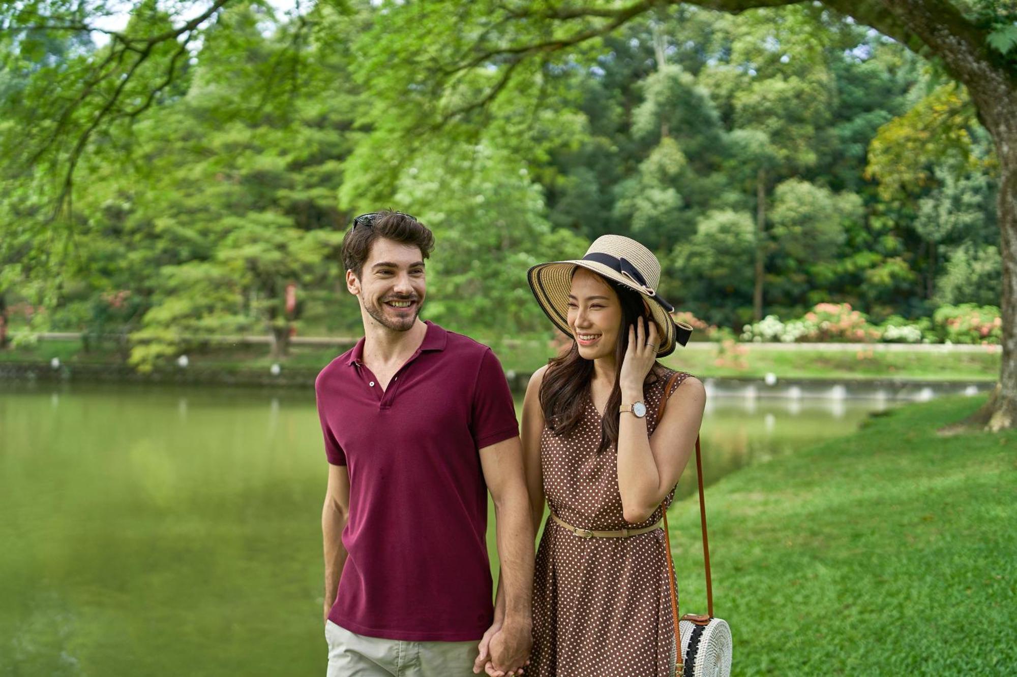 Le Meridien Kuala Lumpur Exterior foto A couple at the park